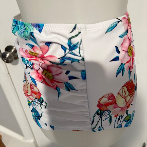 Bikini Bottom High Rise - Do no have size tag - (Can be Size L for measurements) - Picture 3 of 9